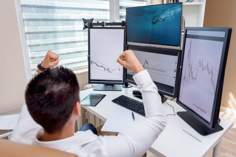 Snap Manerix +X: market charts displayed on a monitor