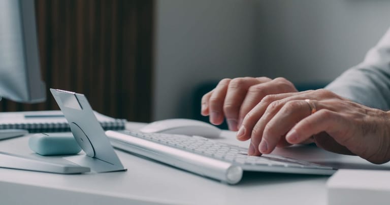 Spike 500 Amrix: hands typing on a keyboard